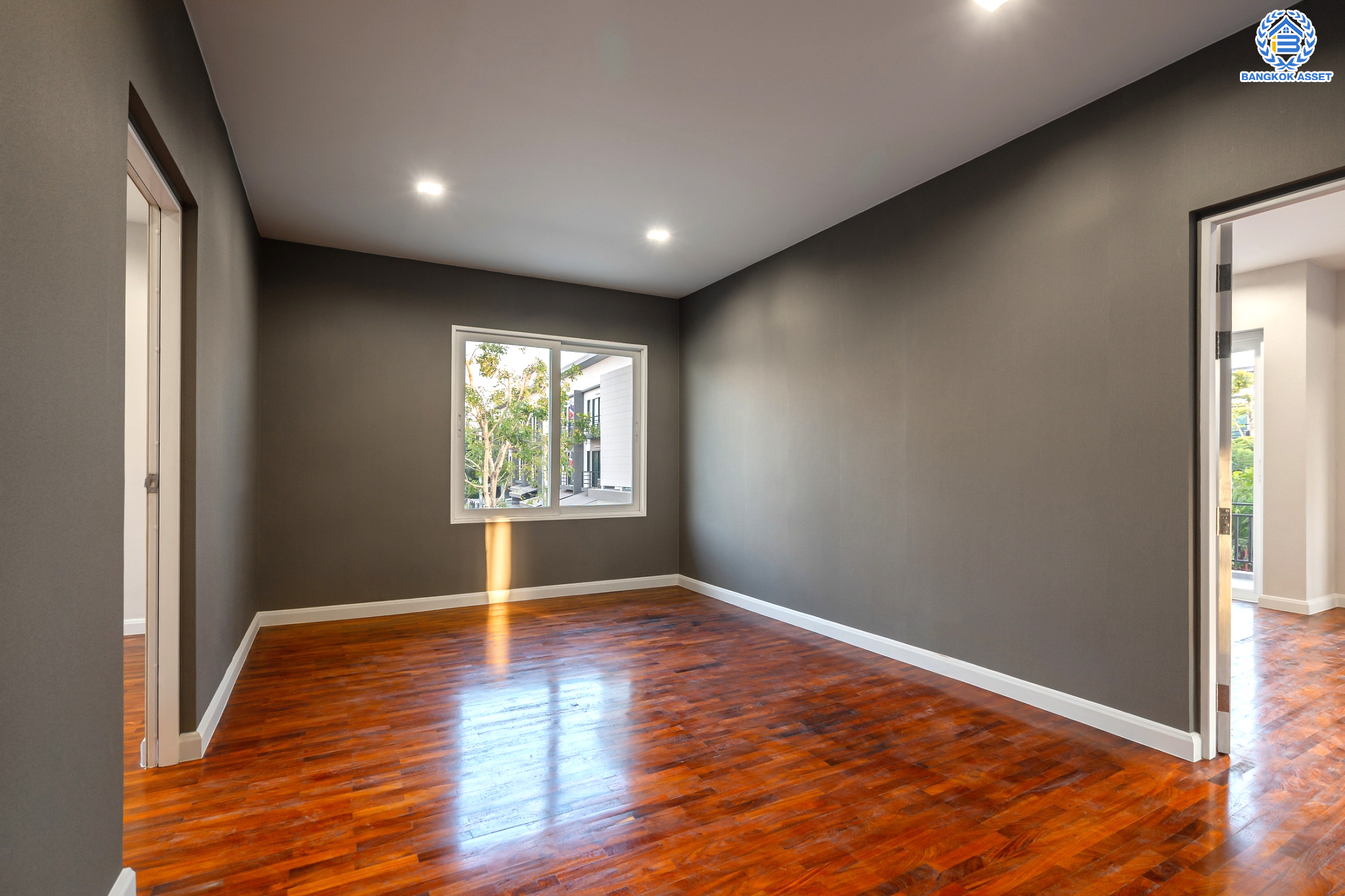 บ้านมือสองตกแต่งใหม่ ม.ลัดดารมย์ วัชรพล แบรนด์ Q.House หลังมุม เนื้อที่ 128 ตร.ว. ฟังก์ชัน 3 ห้องนอน 4 ห้องน้ำ 1 ห้องแม่บ้าน จอดรถได้ 4 คัน Facilities ครบครัน บนทำเลเชื่อมต่อหลายเส้นทาง ถ.รามอินทรา ถ.สายไหม และถ.พหลโยธิน ใกล้สนามบินดอนเมือง ทางด่วน "ศรีรัช" และ เซ็นทรัลรามอินทรา